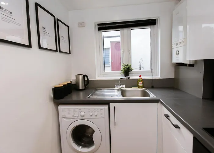 Smart Modern Studio With Free Parking, Wifi, Close To Town, Hospital, Uni, Quiet Area, Contact For Best Prices