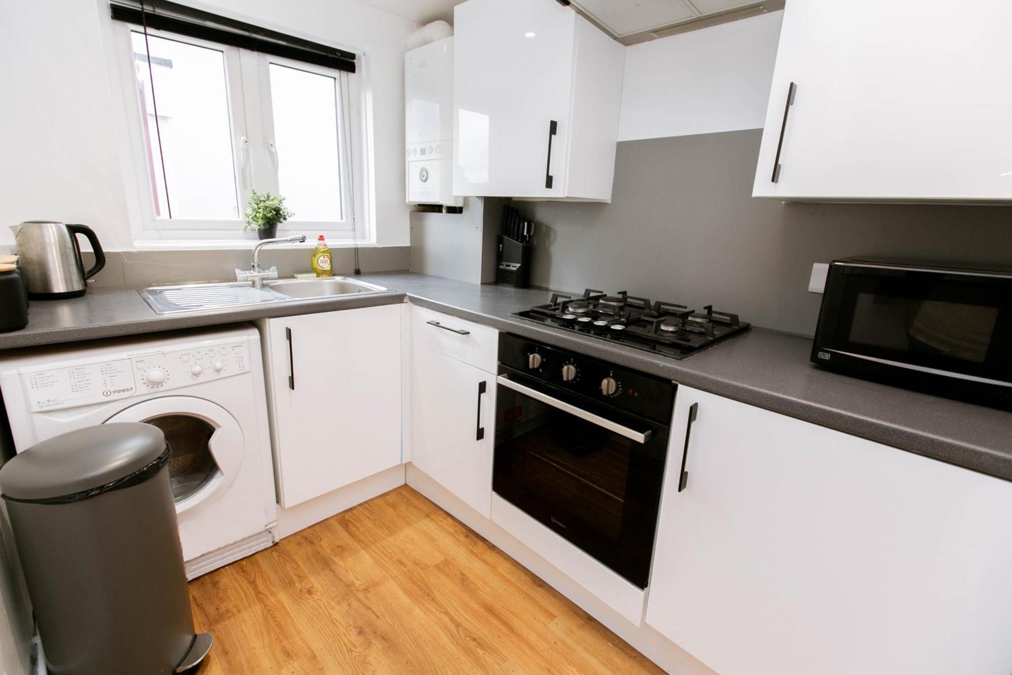 Smart Modern With Free Parking, Wifi, Close To Town, Hospital, Uni, Quiet Area, Contact For Prices Apartment *