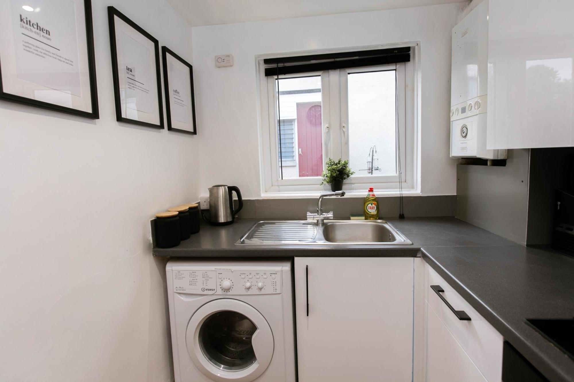 Smart Modern With Free Parking, Wifi, Close To Town, Hospital, Uni, Quiet Area, Contact For Prices Apartment Exeter